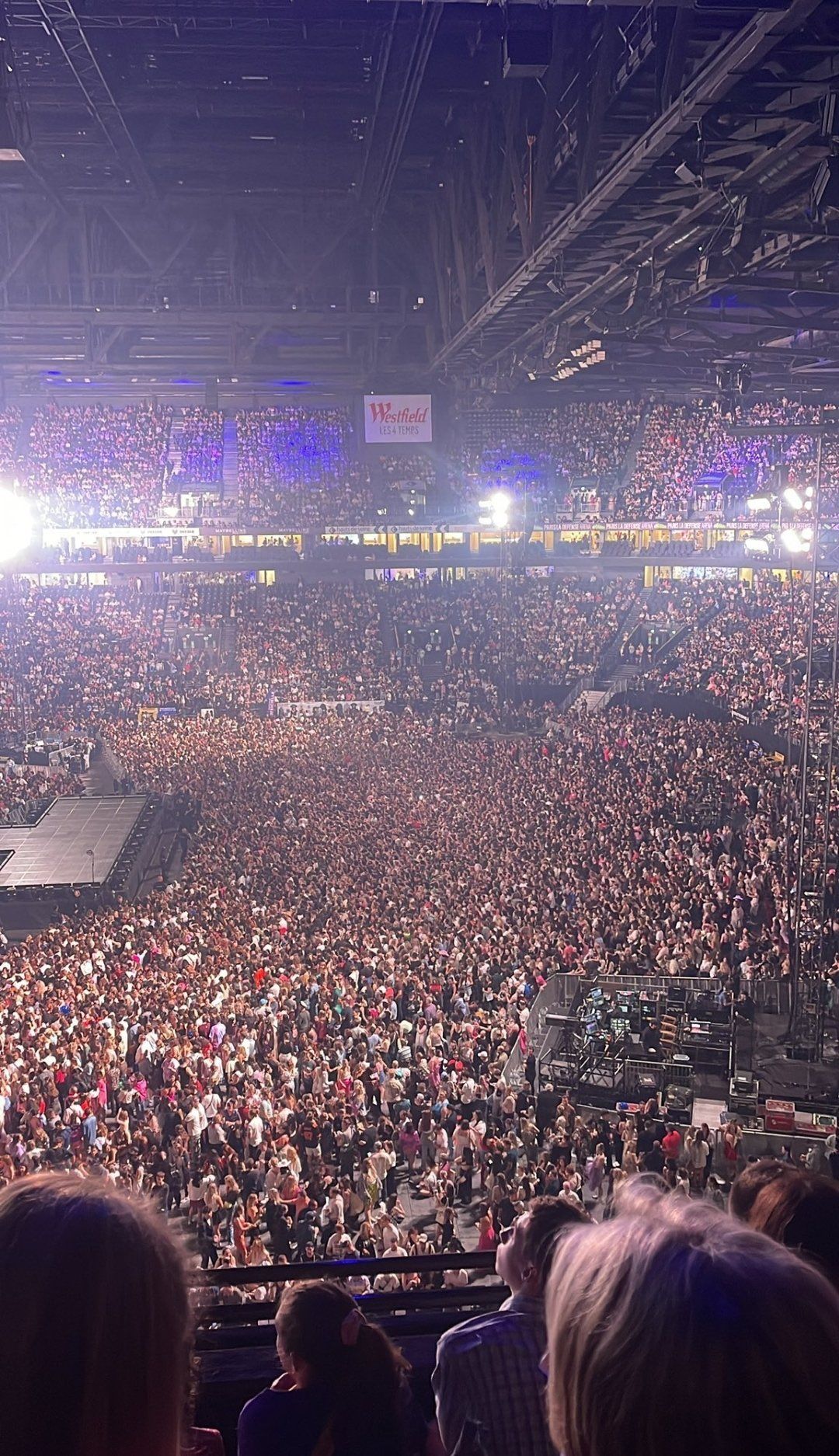 A tömeg Taylor Swift Párizsi koncertjén