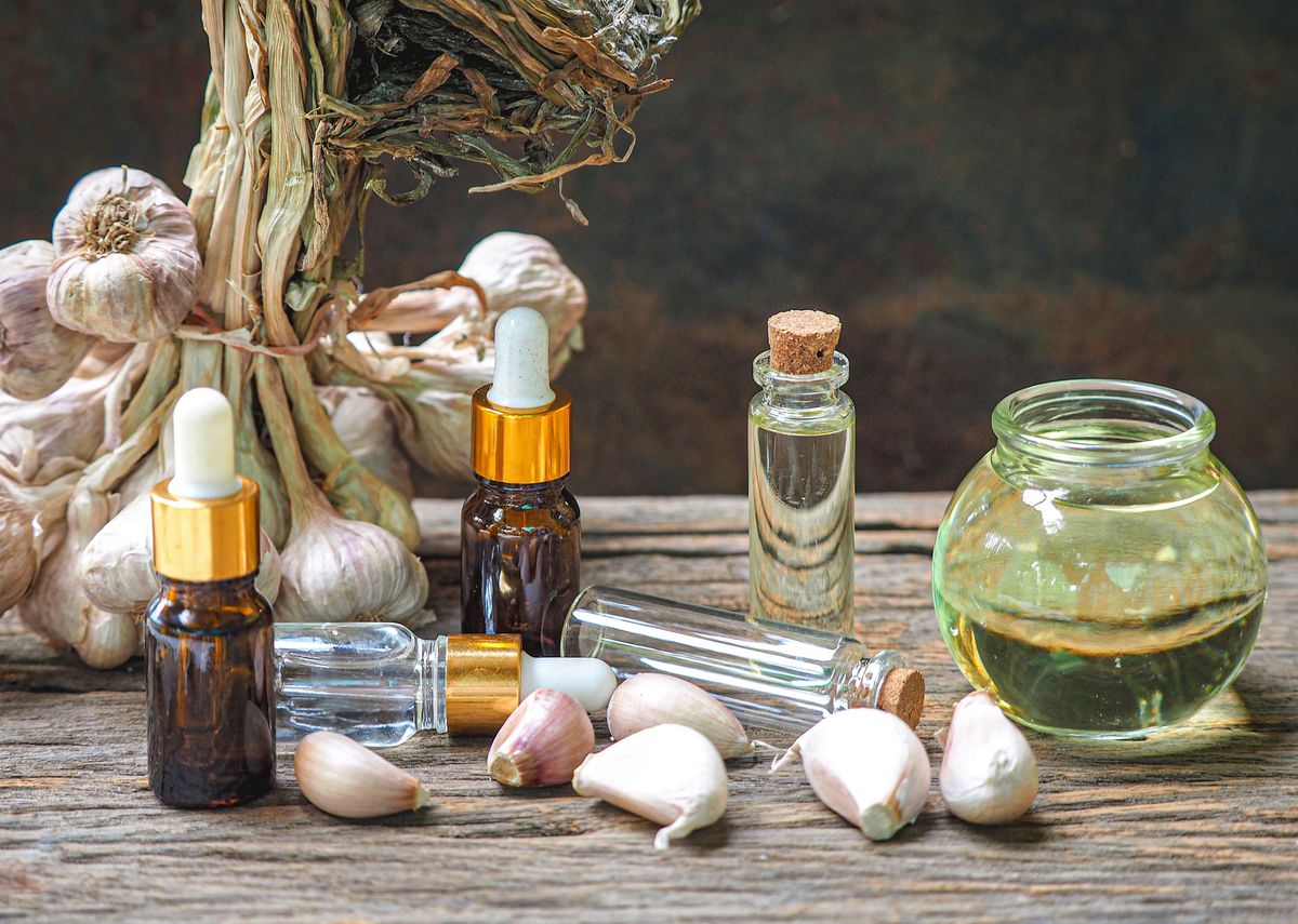 Garlic,Head,With,Extracted,Essential,Garlic,Oil,In,Glass,Bottle
fokhagyma tinktúra