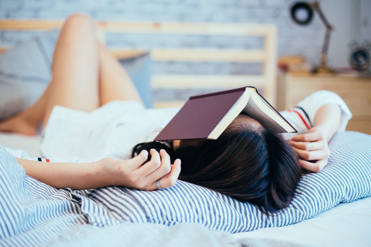 alvás tini, könyv tanulás olvasás olvasóhang
