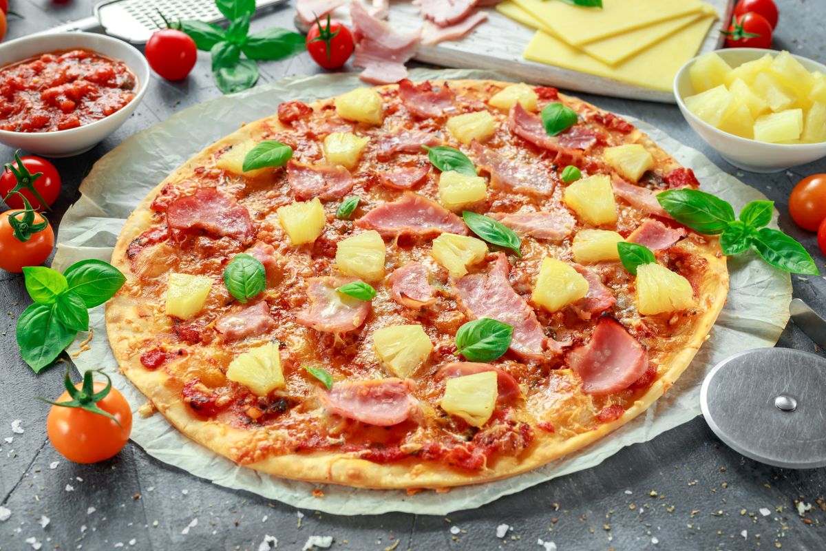Fresh,Baked,Pizza,Hawaii,With,Ham,And,Pineapple,,Basil,,Tomatoes