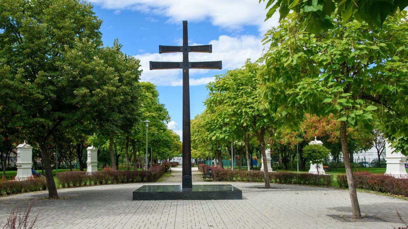 Kettõs kereszt a Golgota téren, a fõváros VIII. kerületében. A kereszttel Józsefváros Önkormányzata a kommunizmus rémuralma alatt felrobbantott Golgota téri kápolnának állított emléket. A 7 méter magas kettõs kereszt Mihály Gábor Munkácsy-díjas szobrászmûvész alkotása. Kétoldalt a tizennégy stáció kõoszlopa, melyeket Hermann Zsolt szobrászmûvész készített el. Fülkéikben a bronz dombormûvek Jézus keresztútjának állomásait mutatják be. A téren egykoron egy kálváriaút vezetett végig, a bibliai stációkkal és fasorral a két oldalán végén a Golgota kápolnával. Az eredeti kálvária szobrok a II. világháborúban elpusztultak, a kápolnát a hatvanas években lerombolták.MTVA/Bizományosi: Róka László