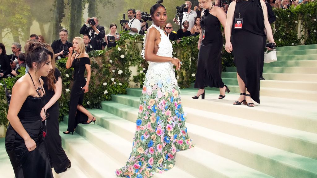 Ayo Edebiri színésznő (A mackó) egy csodás Loewe ruhában, igazi virágoskertet viselt magán. 