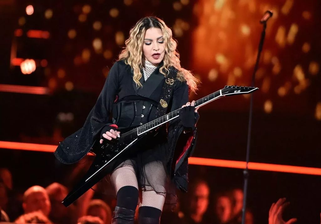 Sokan nem tudják, de Madonna sosem tudott beilleszkedni egy közösségbe sem gyermekkorában. A figyelmet azzal vívta ki magának, hogy máshogyan öltözködött, és nem szőrtelenített, mint a többi lány. Ezekkel a tettekkel persze elérte, hogy gúnyolódjanak rajta.