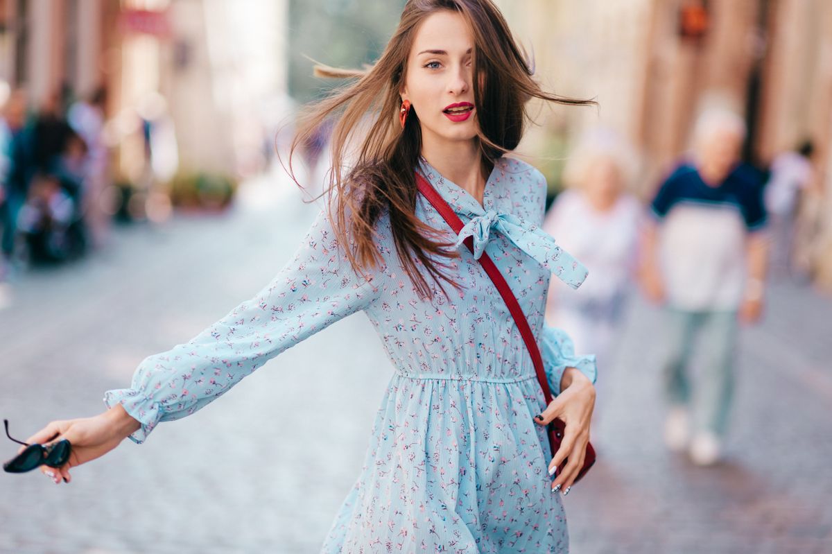 Elegant,Stylish,Girl,In,Blue,Dress,And,Hat,Looking,Back