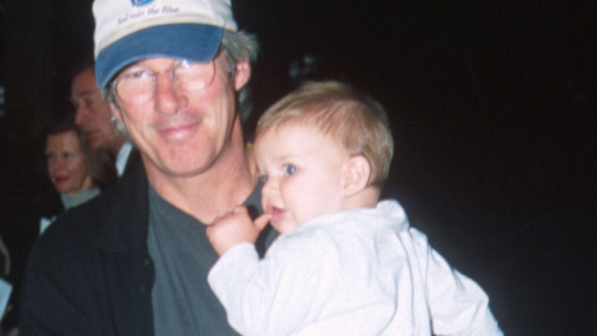 Richard Gere With New Son Homer James Jigme Gere, Richard Gere és fia, Homer 2000-ben, vagyis a születésének évében