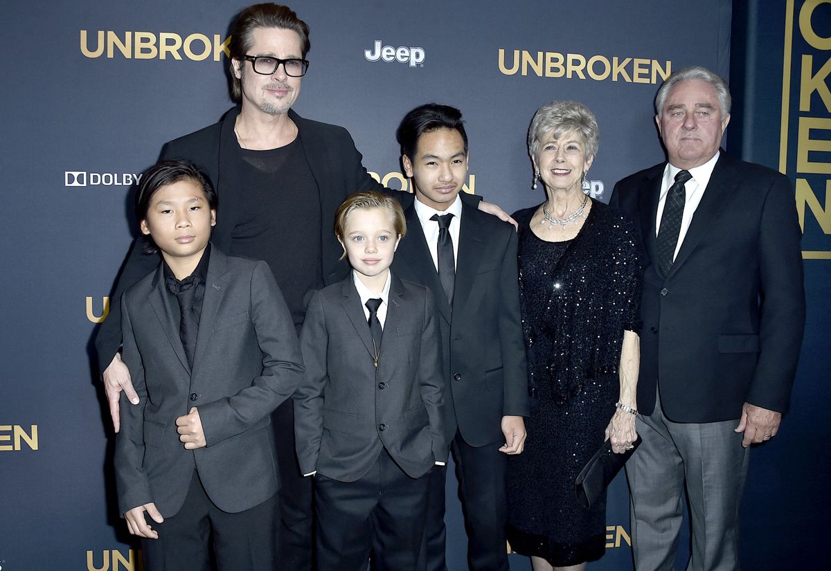 Premiere Of Universal Studios' "Unbroken" - Arrivals Brad Pitt és gyerekeivel és szüleivel 2014-ben