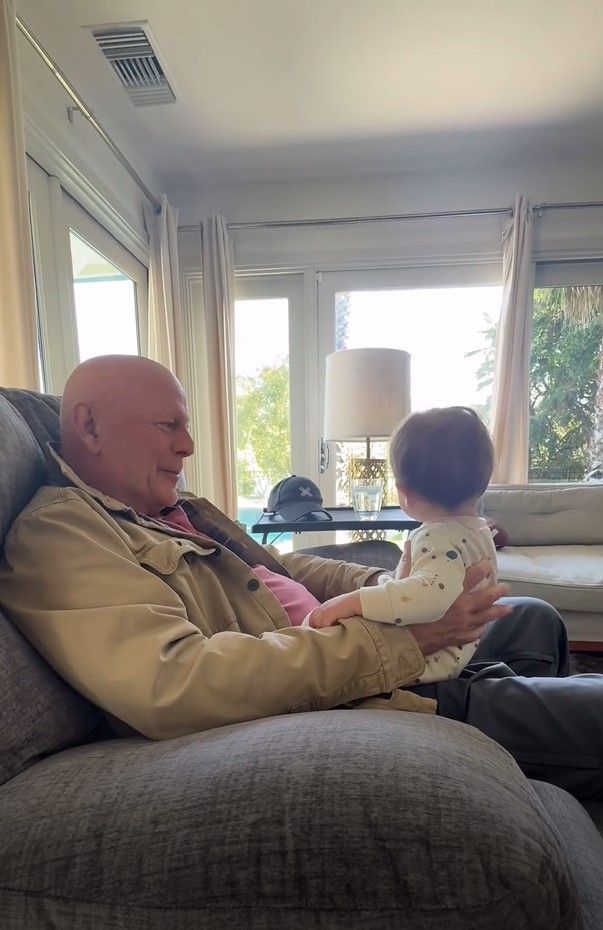 Bruce Willis az unokájával