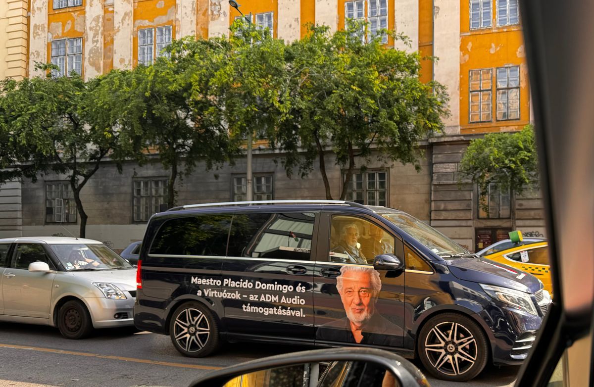 Placido Domingo a budapesti dugóban araszol