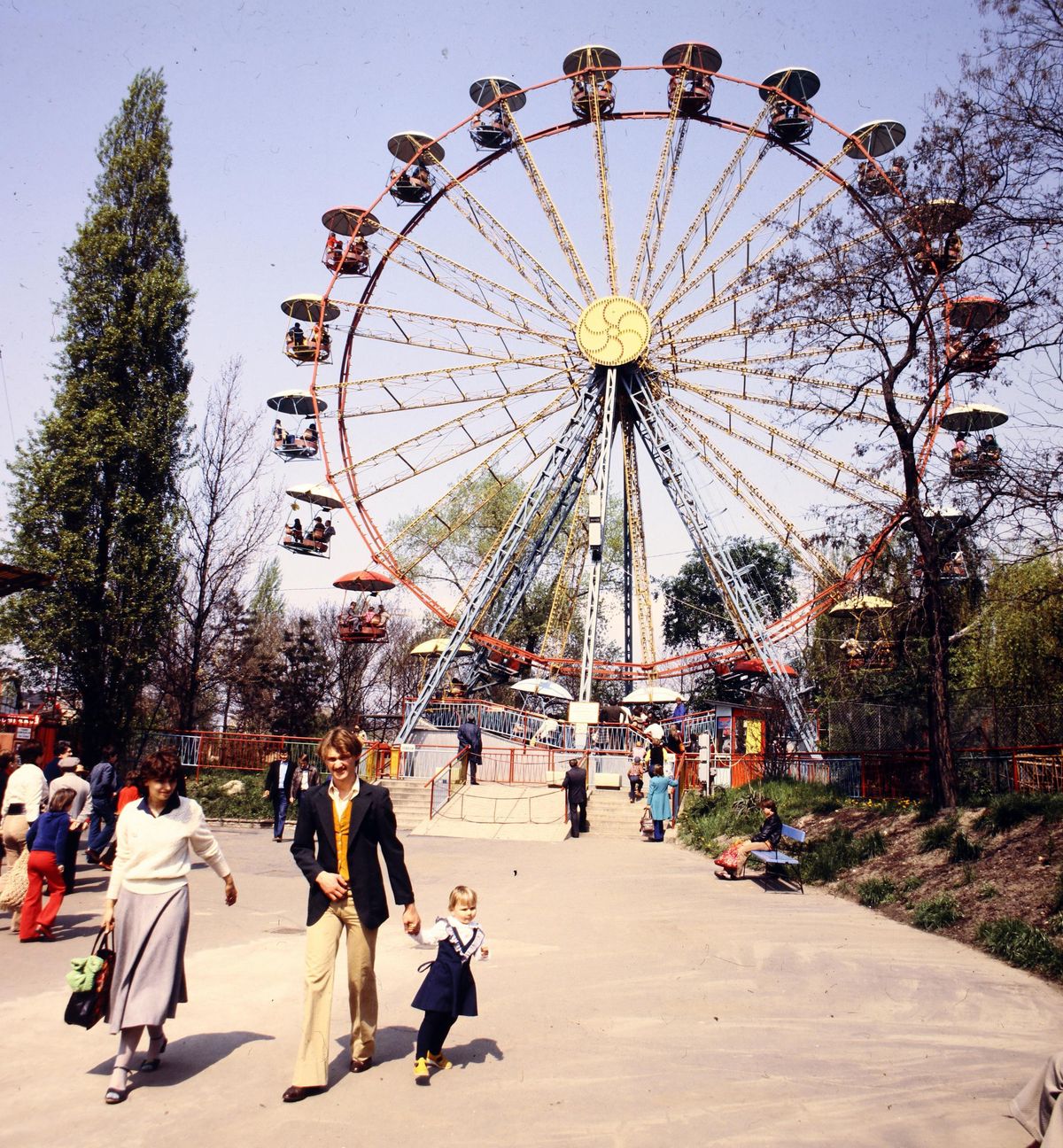 retro, Budapesti Vidám Park, óriáskerék, család