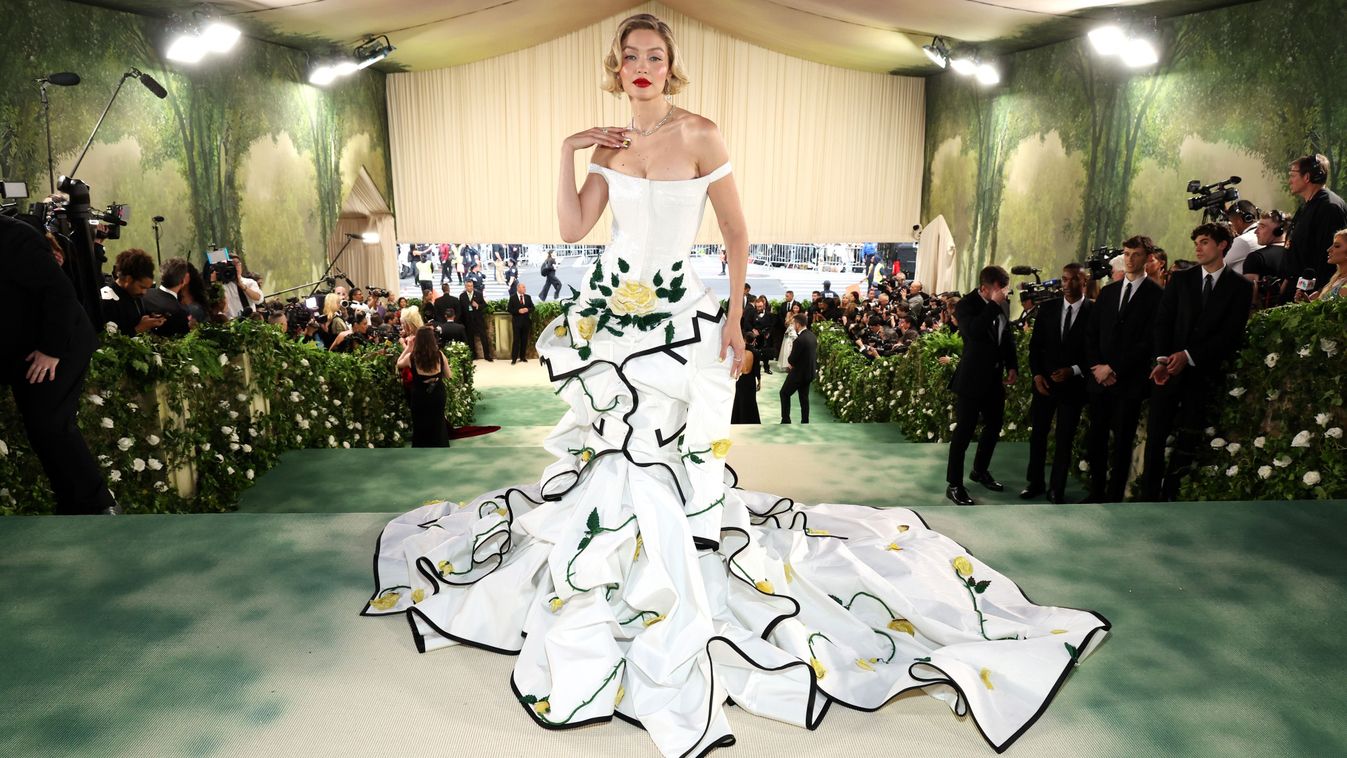 Gigi Hadid szupermodell ruháját Thom Brown tervezte, az elkészítése 13 500 munkaóra volt. 