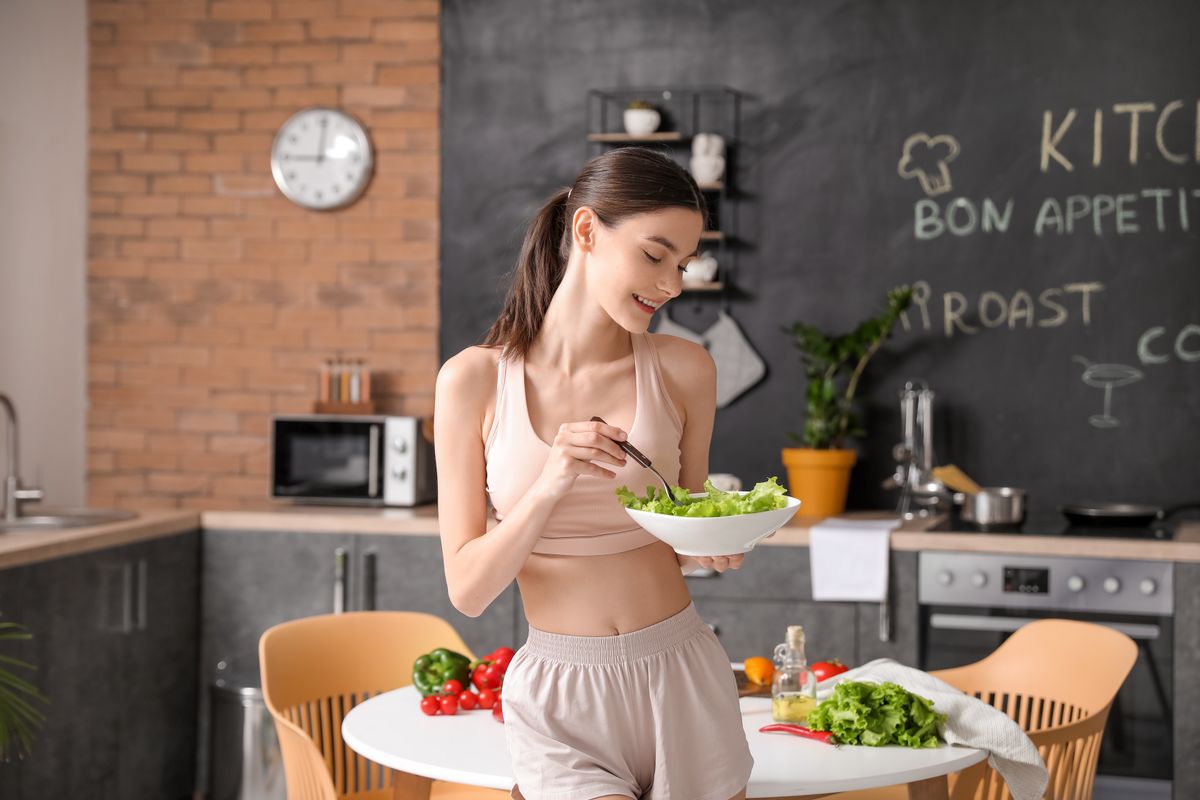 nő eszik saláta étel diéta fogyókúra