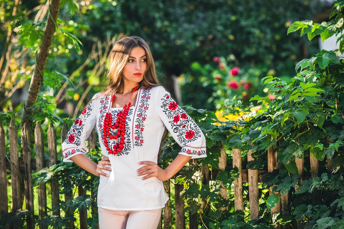 Girl,Is,Posing,In,Embroidered,Ethnic,Shirt,With,Red,Necklace