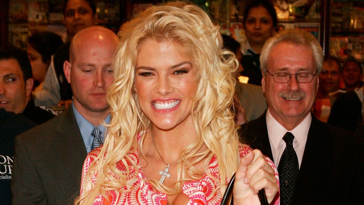 Anna Nicole Smith Signs Autographs In Grand Central Station