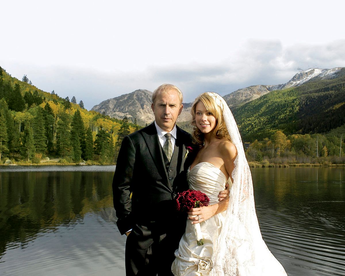 'In Style Celebrity Weddings' TV Stills Christine Baumgartner és Kevin Costner 2004-es esküvőjükön