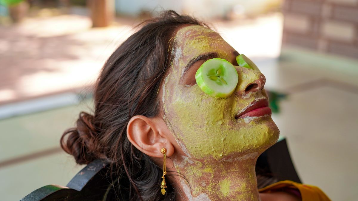 A,Beautiful,Woman,With,Facial,Clay,Mask,On,Face,And
agyagpakolás