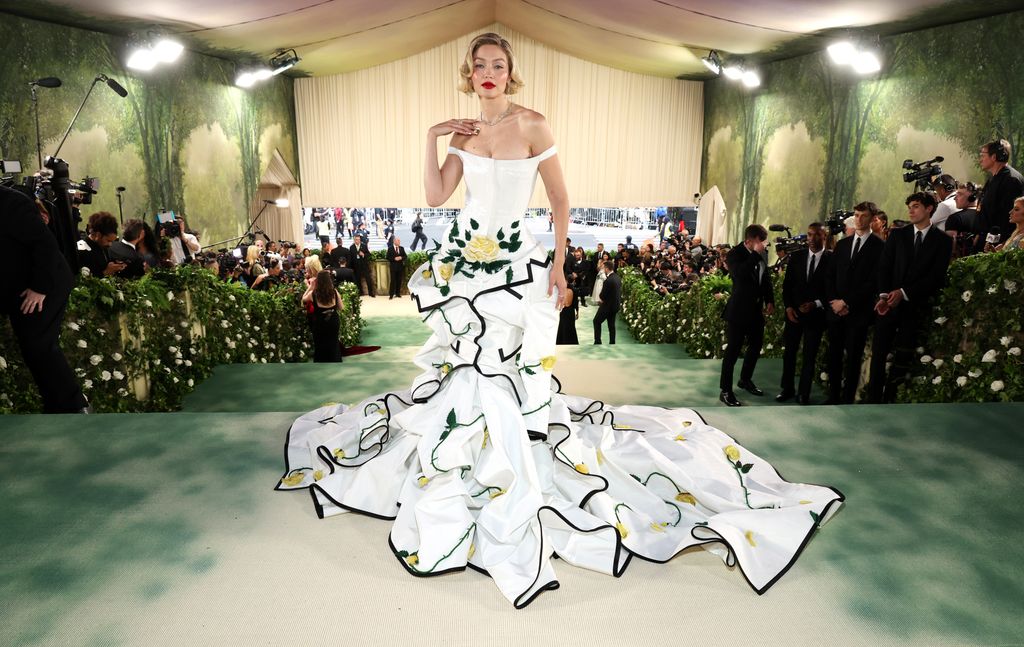 Gigi Hadid szupermodell ruháját Thom Brown tervezte, az elkészítése 13 500 munkaóra volt. 