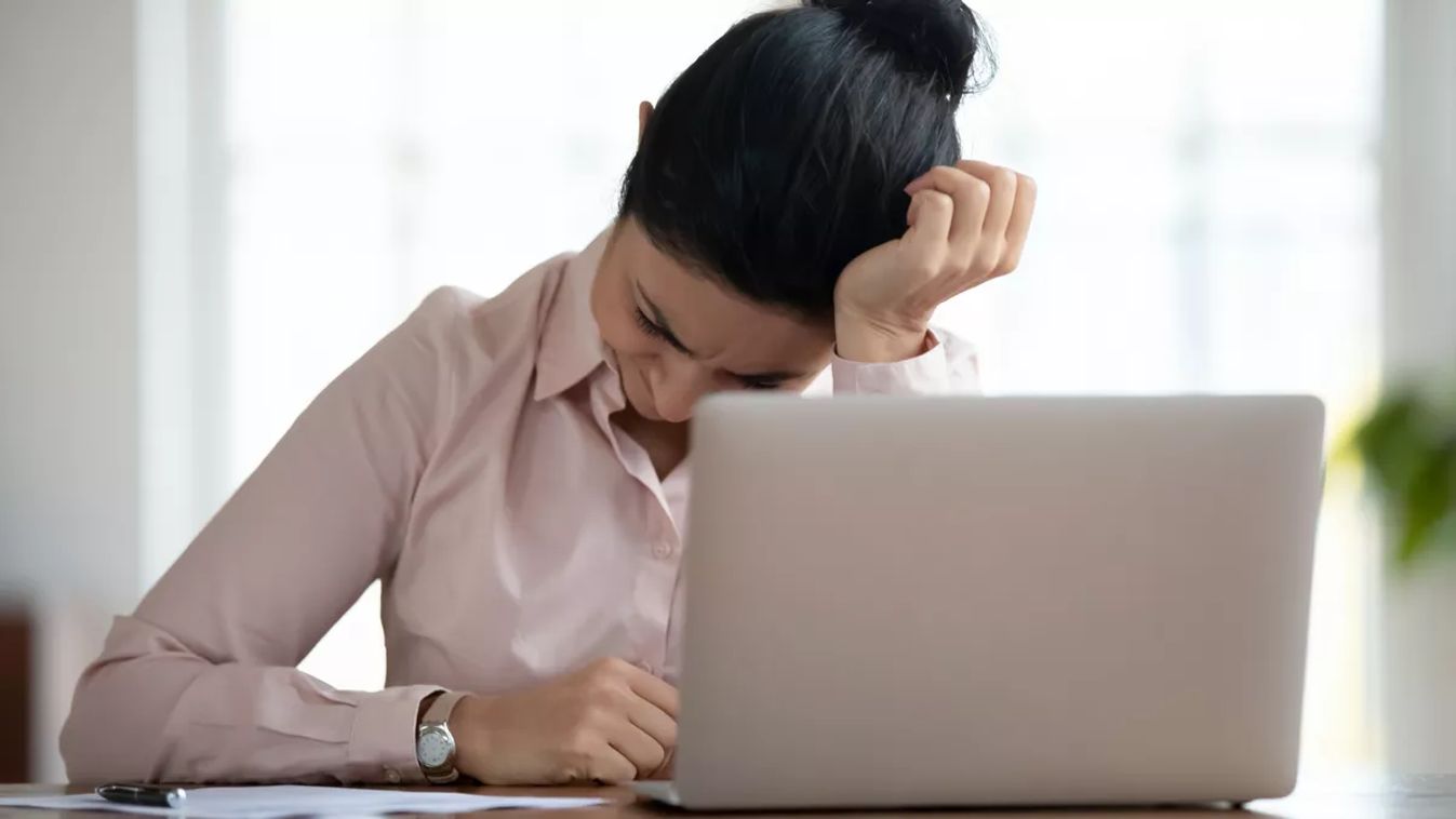 stressz, munkahelyi stressz, stressz a munkahelyen, stresszes nő, szorongó nő, laptop