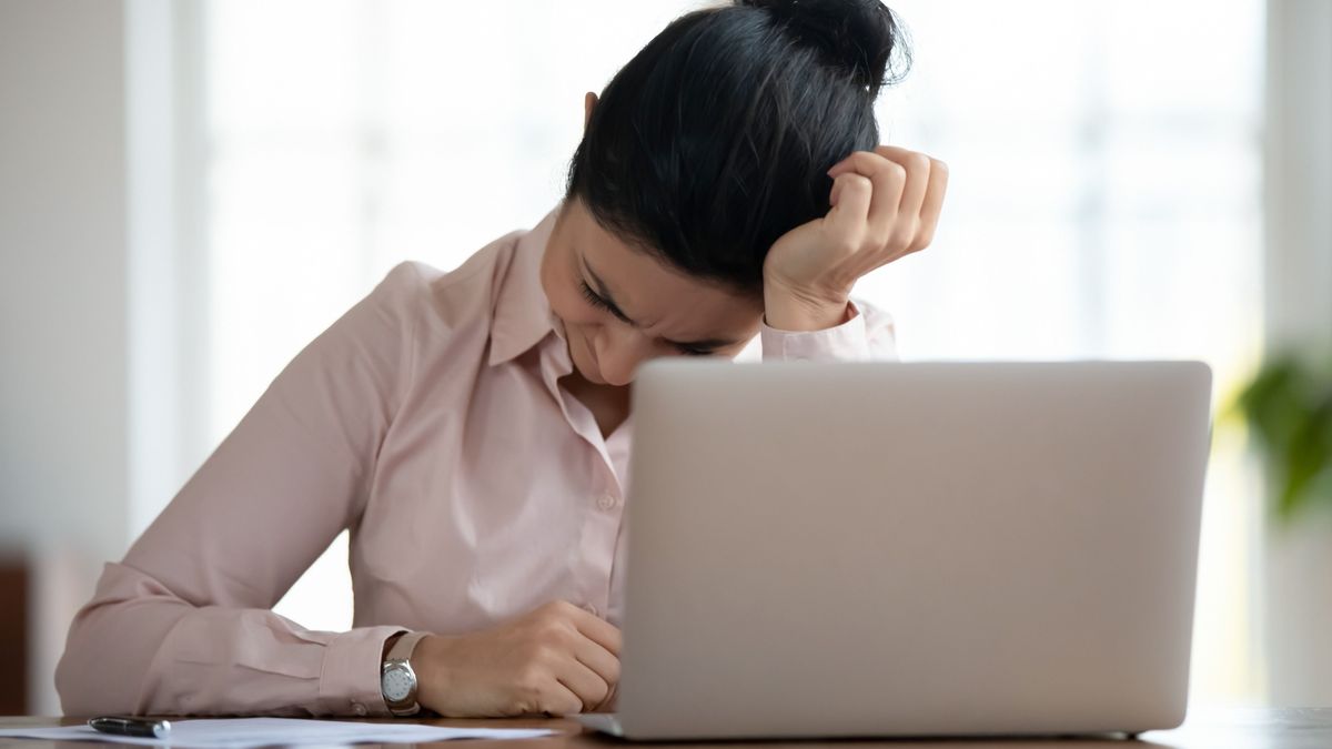 stressz, munkahelyi stressz, stressz a munkahelyen, stresszes nő, szorongó nő, laptop, napi horoszkóp