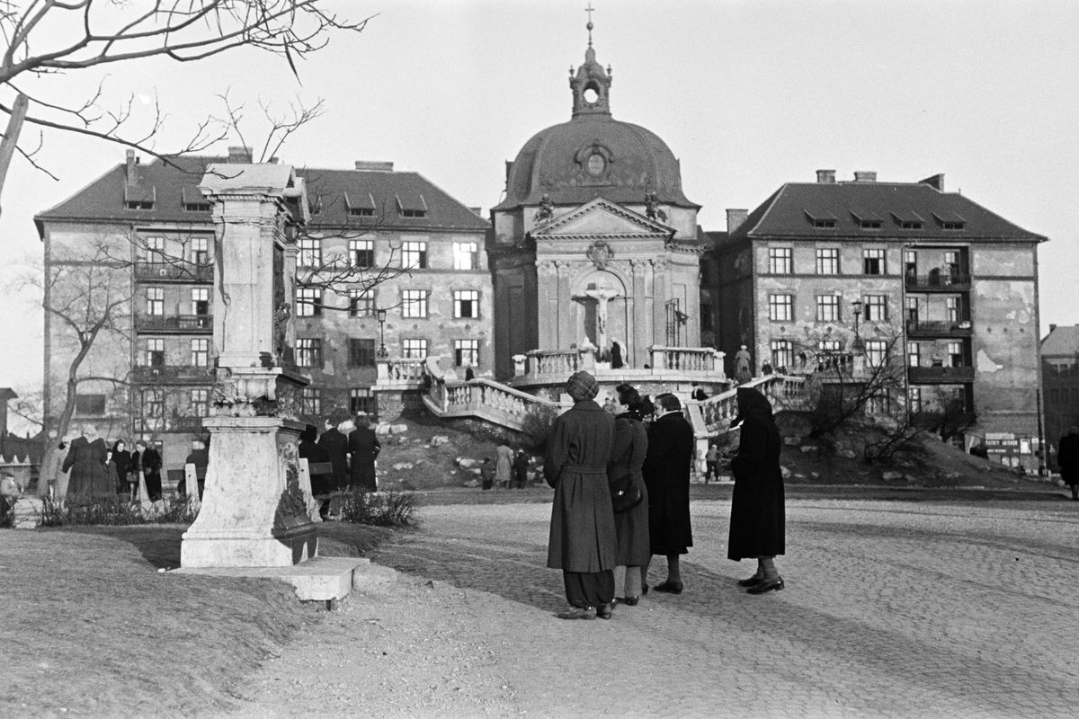 Magyarország,
Budapest VIII.
Golgota tér, előtérben középen a kálváriakápolna, mögötte a Delej utca melletti háztömb látható