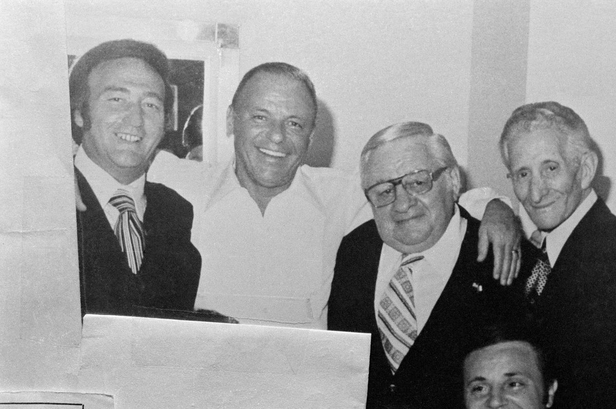 Frank Sinatra with Gangster Friends in Dressing Room Frank Sinatra gengszter barátaival