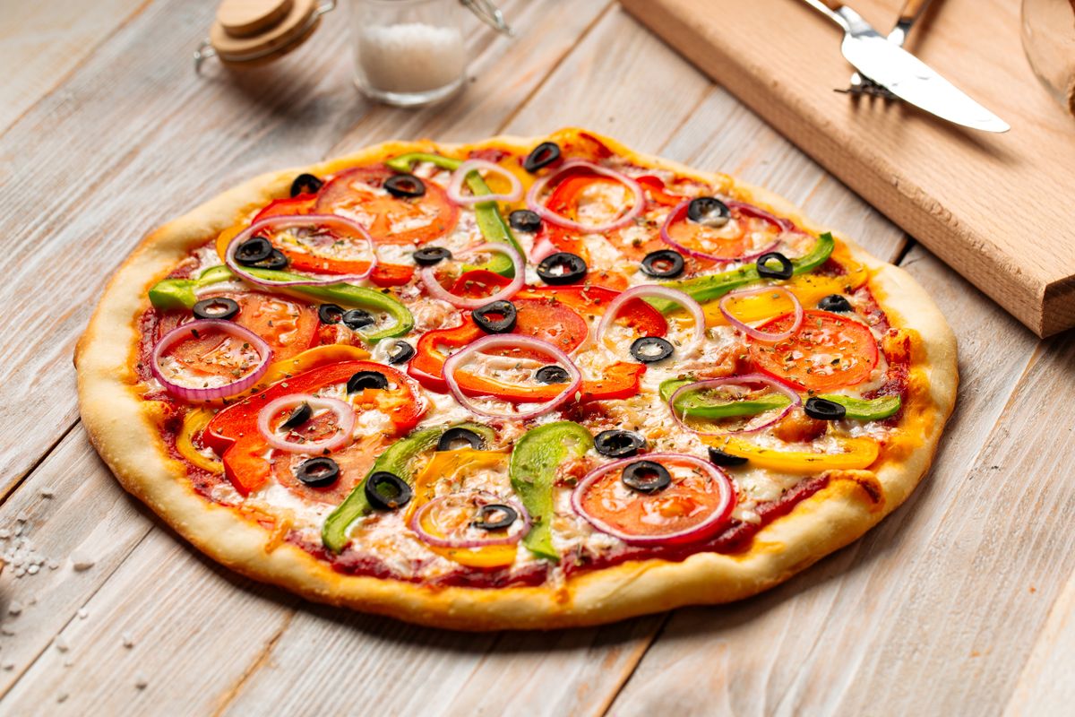 Side,View,On,Vegetable,Pizza,With,Pepper,And,Tomatoes