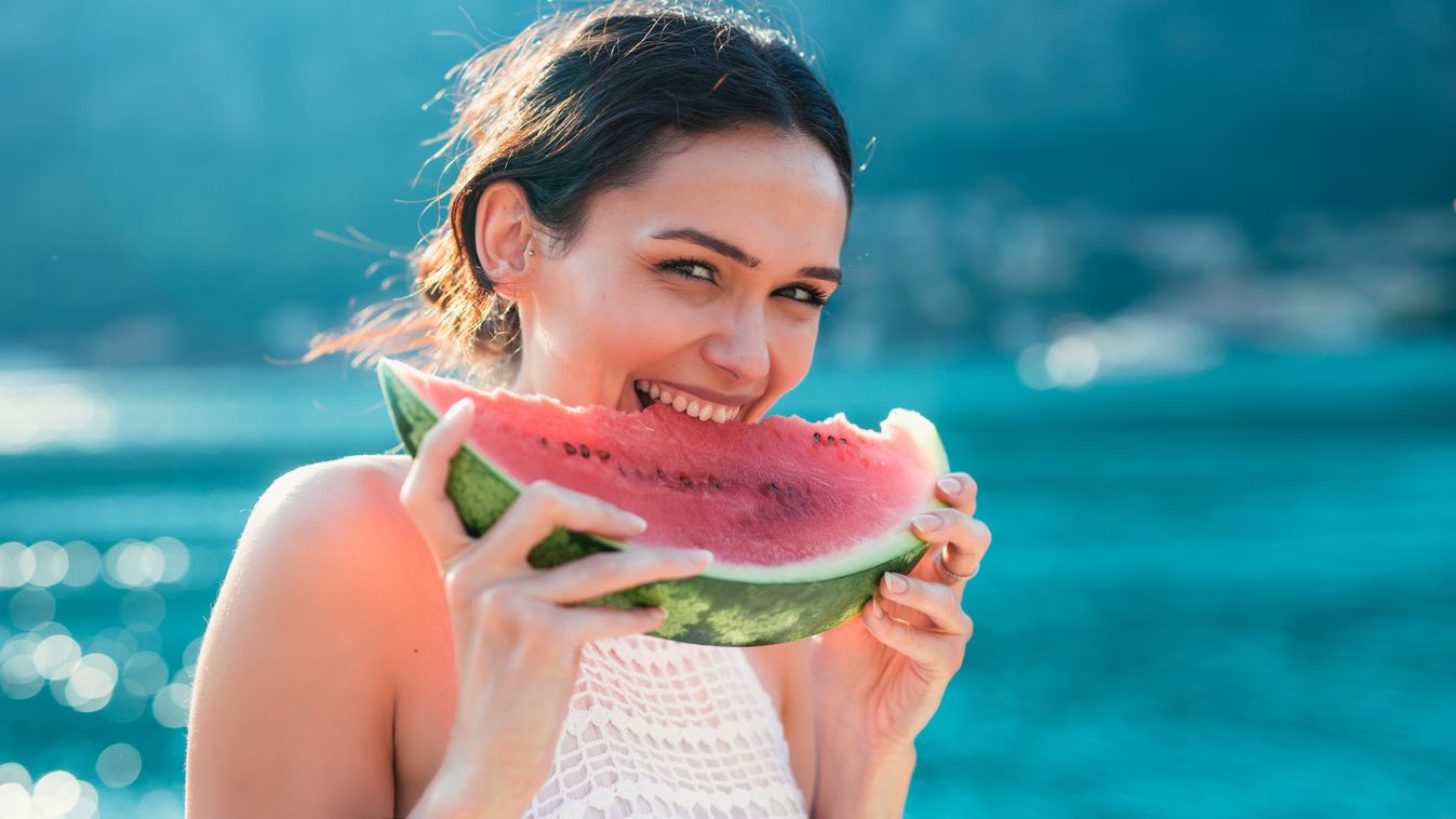 Attractive,Young,Woman,On,The,Beach,Eating,Watermelon
dinnye