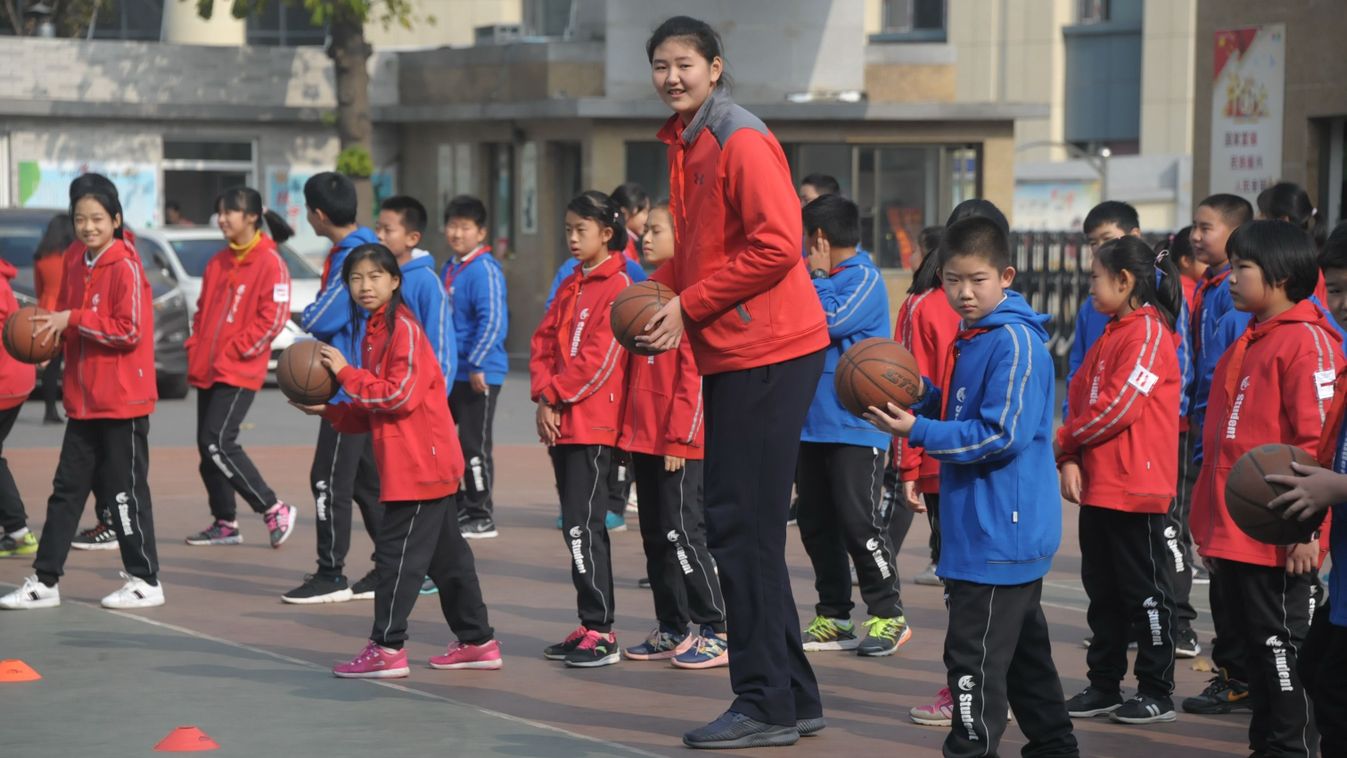 Chinese Girl Zhang Ziyu Stands 2.26 Meters Tall