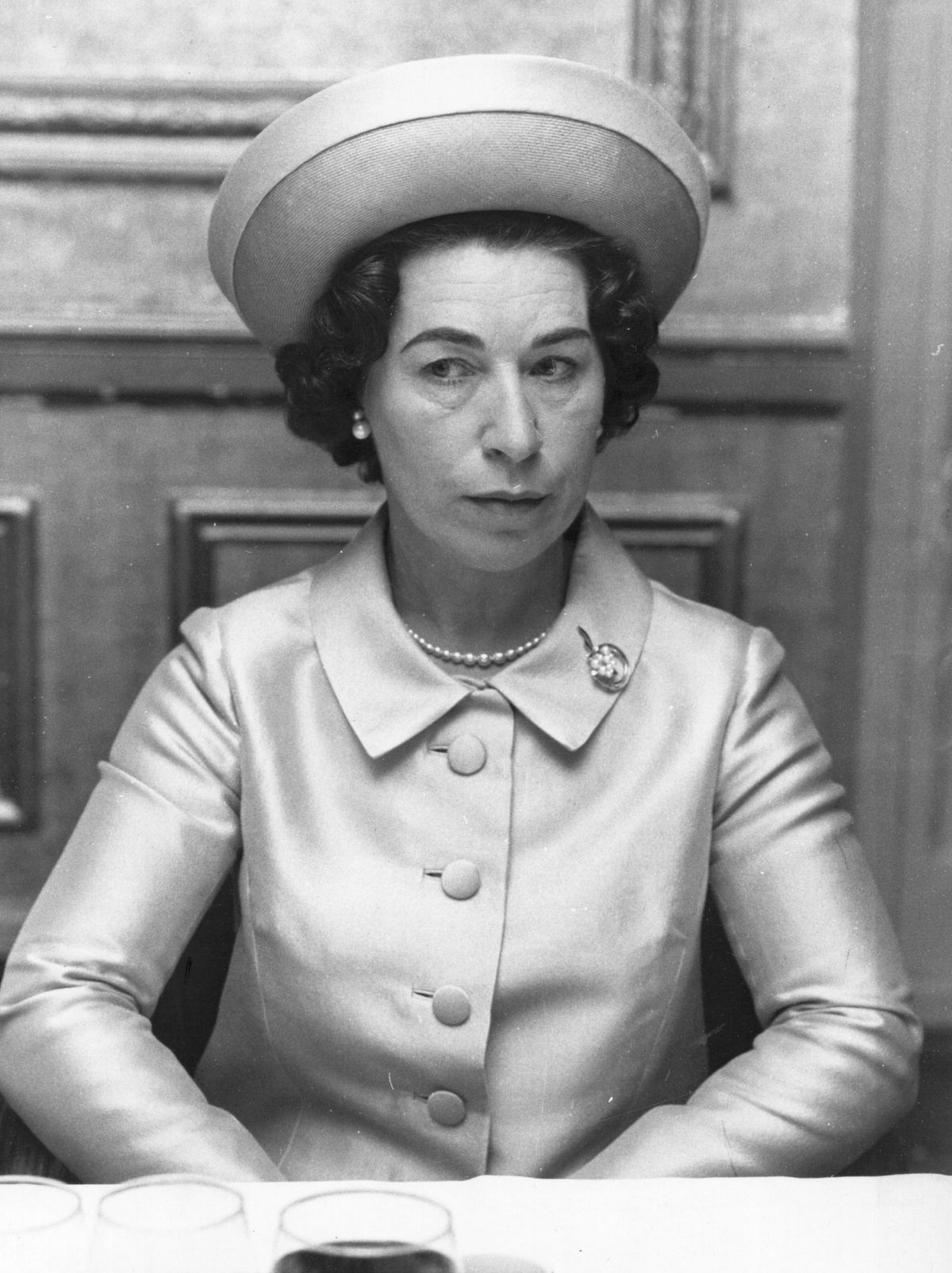 II. Erzsébet néhai brit uralkodónő és Jeanette Charles hasonlósága kísérteties volt, Erzsébet királynő hasonmása