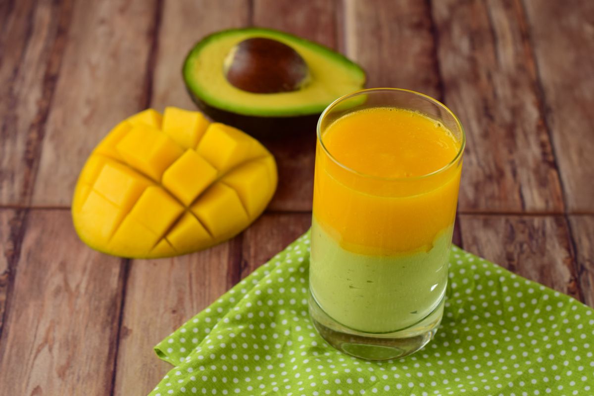 Avocado,Mango,Smoothie,On,Wooden,Background