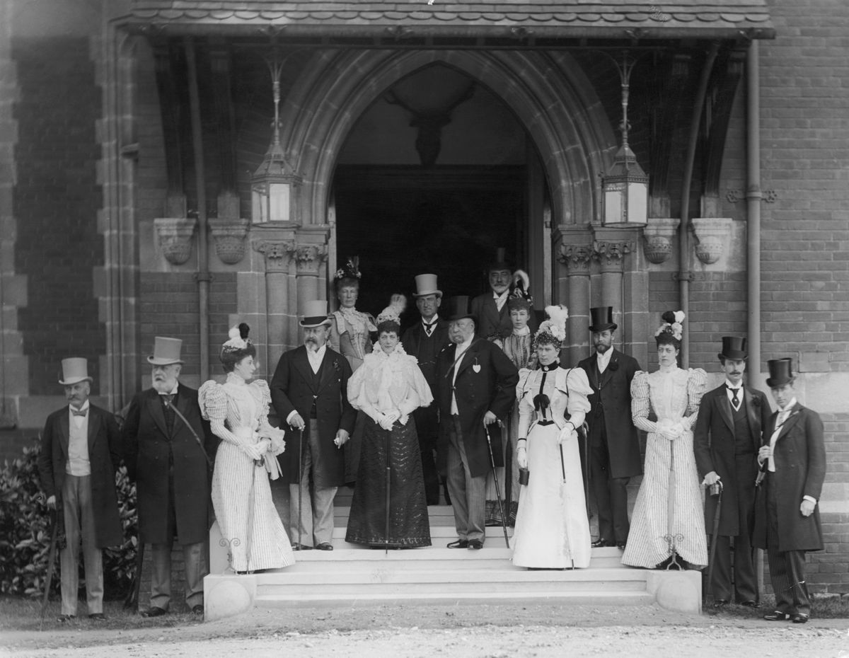 Royal House Party
Edward walesi herceg (1841-1910), később VII. Edward angol király (balról negyedik), a királyi házibulival Ascotban, 1896. A csoport tagjai: Alexandra, walesi hercegnő, később Alexandra királynő (1844) - 1925, balról hatodik), György, York hercege, később V. György király (1865 - 1936, jobbról negyedik) és Mary, York hercegnője, később Mária királyné (1867 - 1953, jobbról ötödik).
