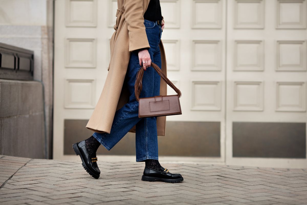 Side,View,Woman,Walking,Street,In,Fashionable,Spring,Or,Autumn