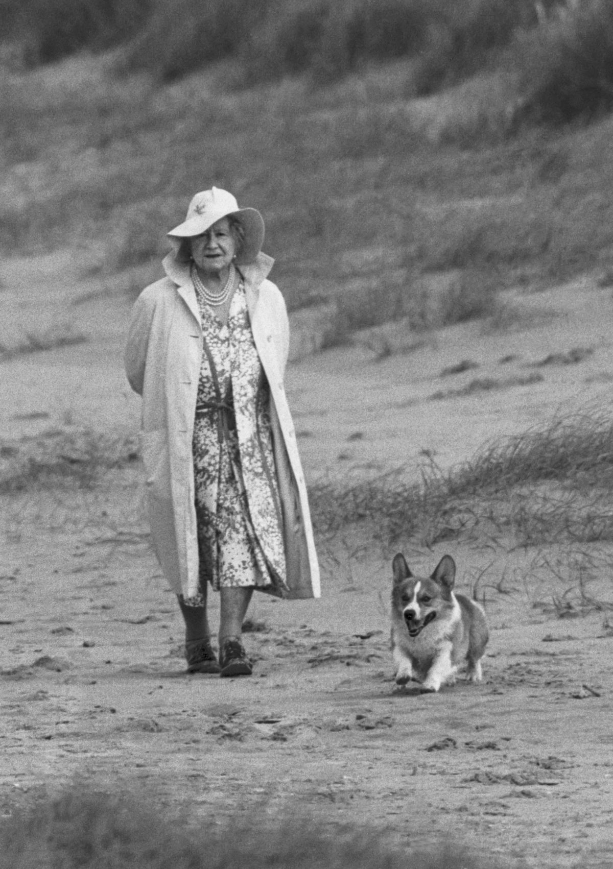 Elizabeth, The Queen Mother, Walking on Holkham Beach, Norfolk, Erzsébet anyakirályné a norfolki strandon