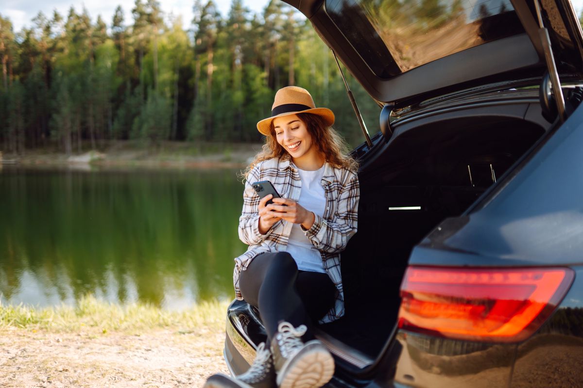 védd az autódat, nyaralás, túra, túrázás, autó, nő, csaj, mobil, telefon, vízpart