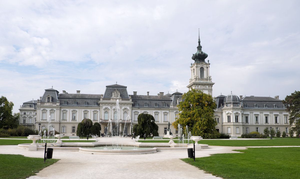 Keszthely, 2018. október 18.A keszthelyi Festetics-kastély mûemlék épülete. A Festetics-kastély Keszthely kiemelkedõ jelentõségû mûemléke. Építése még a 18. század közepén kezdõdött el, Christoph Hofstadter építész vezetésével. Az 1880-as években, nagyszabású átépítés és bõvítés után nyerte el végleges, barokk stílusú formáját. A 42 hektáros park természetvédelmi terület. A kastély minden évben több kulturális eseménynek ad otthont.MTVA/Bizományosi: Nagy Zoltán ***************************Kedves Felhasználó!Ez a fotó nem a Duna Médiaszolgáltató Zrt./MTI által készített és kiadott fényképfelvétel, így harmadik személy által támasztott bárminemû  különösen szerzõi jogi, szomszédos jogi és személyiségi jogi  igényért a fotó készítõje közvetlenül maga áll helyt, az MTVA felelõssége e körben kizárt.