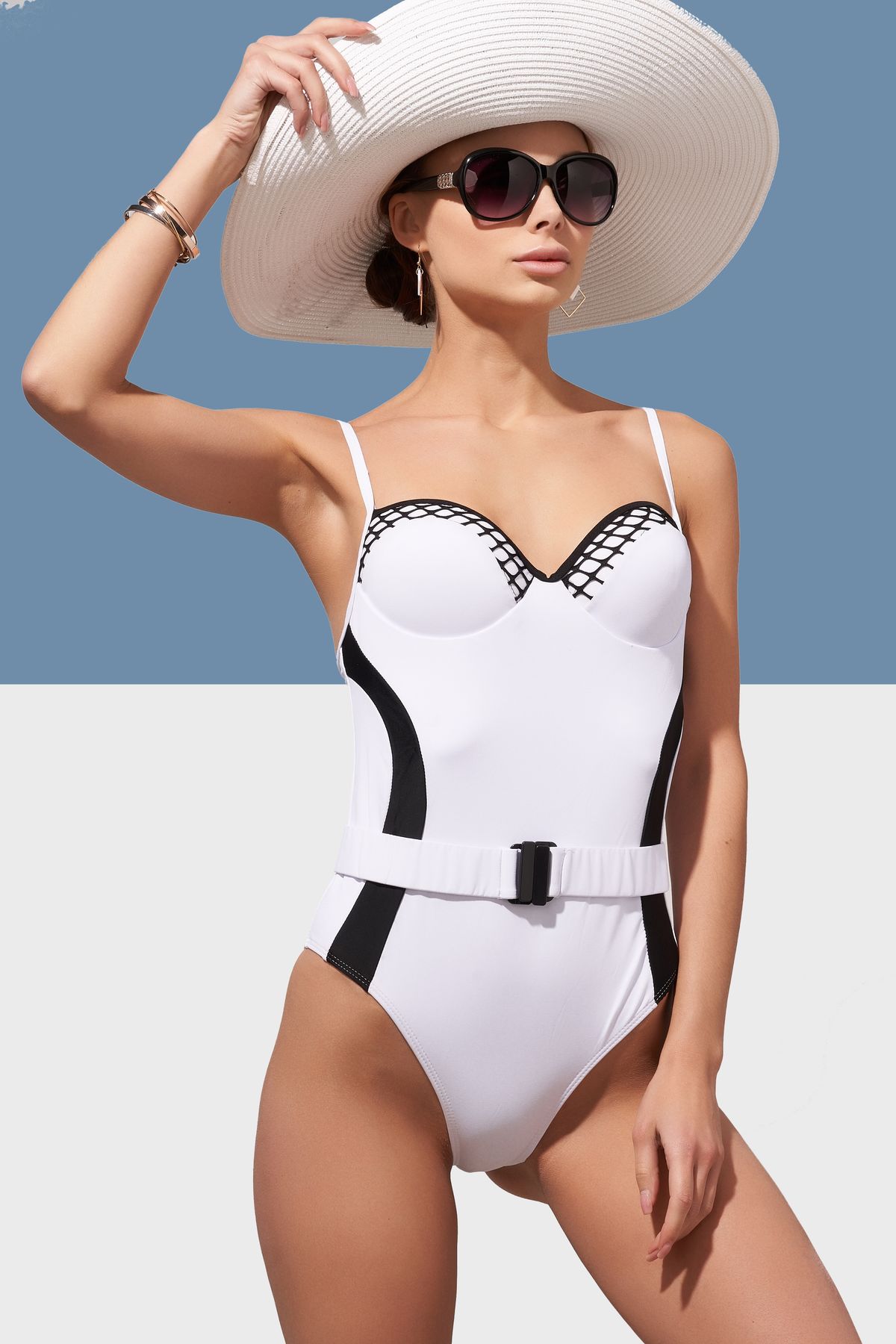 Elegant,Lady,In,White,Wide-brimmed,Hat,And,Sunglasses,Is,Wearing