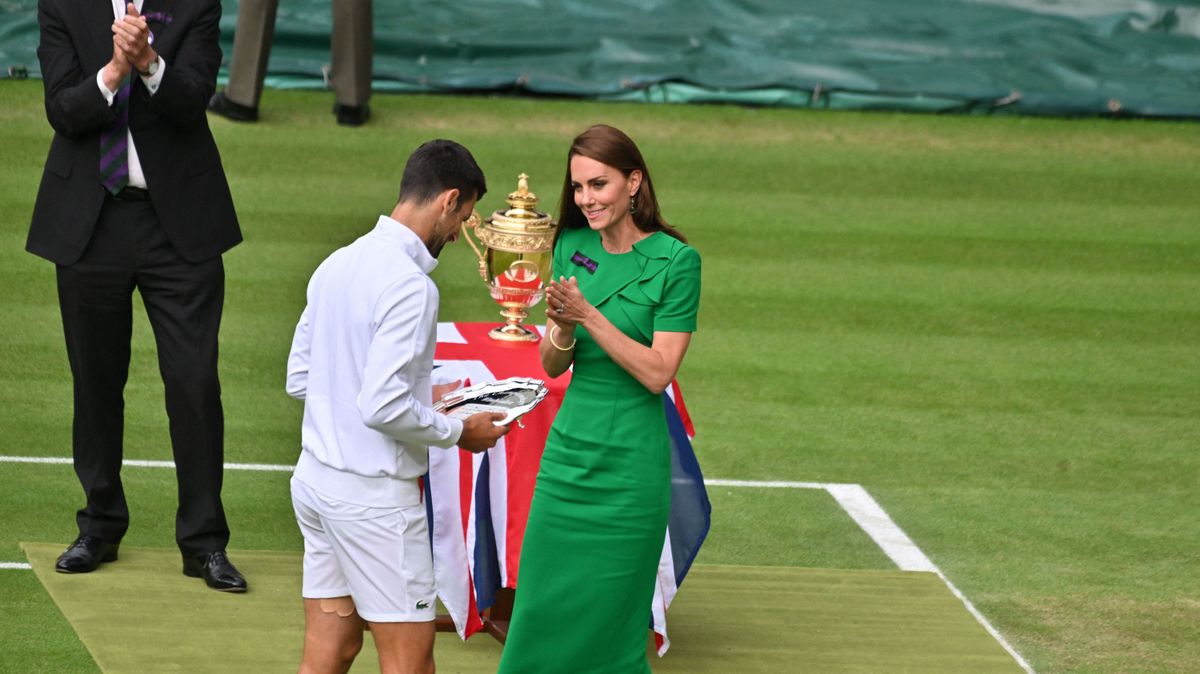 Katalin hercegné, Catherine (Kate) Middleton, princesse de Galles, remet le trophée à Carlos Alcaraz, vainqueur du tournoi de Wimbledon 2023 à Londres