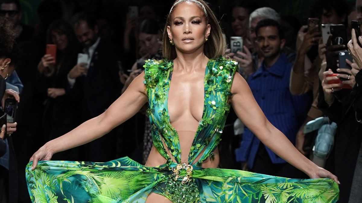Jennifer Lopez Versace ruhája nem sokat bízott a képzeletre a Milanói Fashion Weeken 2020-ban 