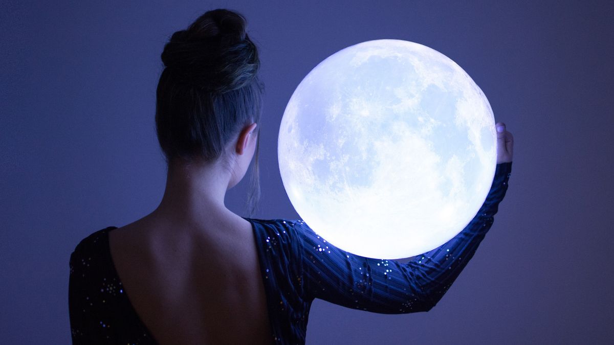 Elegant,Woman,Holding,A,Big,Glowing,Sphere,Moon.,Unrecognizable,Person, napi horoszkóp