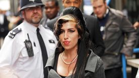 Amy Winehouse sírjánál barátok és családtagok gyűltek össze: 13 éve hunyt el az énekesnő