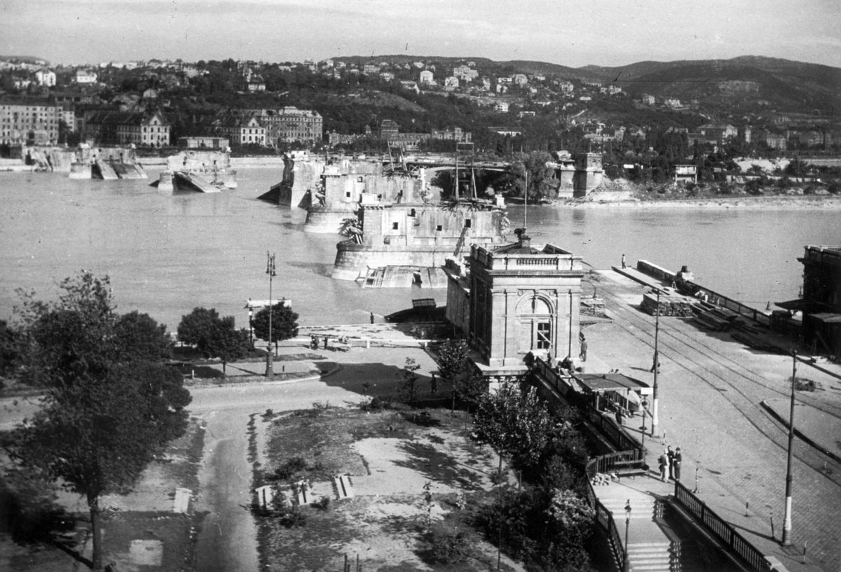 romantikus szerelem, háború, bombázás, Margit híd, Budapest, világháború, Duna, archív