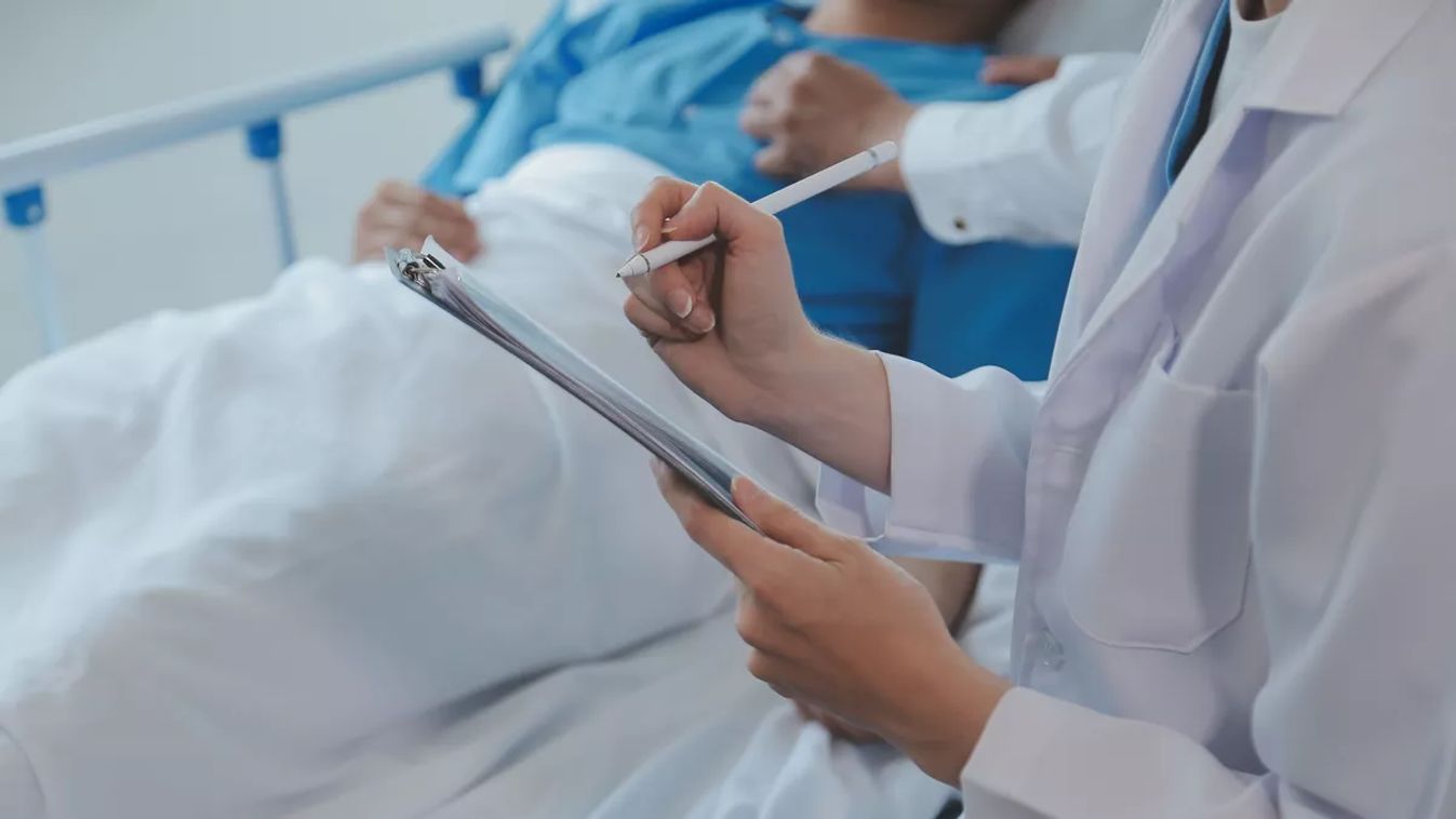 Women,Asian,Doctors,Hold,The,Patient,Hand,And,Encourage,And
