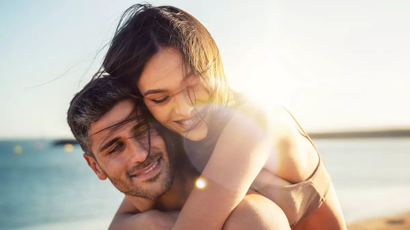 Portrait,Of,Lovely,Couple,In,Love,Having,Fun,On,The, Napi horoszkóp, horoszkóp, szerelmespár, szerelem, párkapcsolat, tengerpart