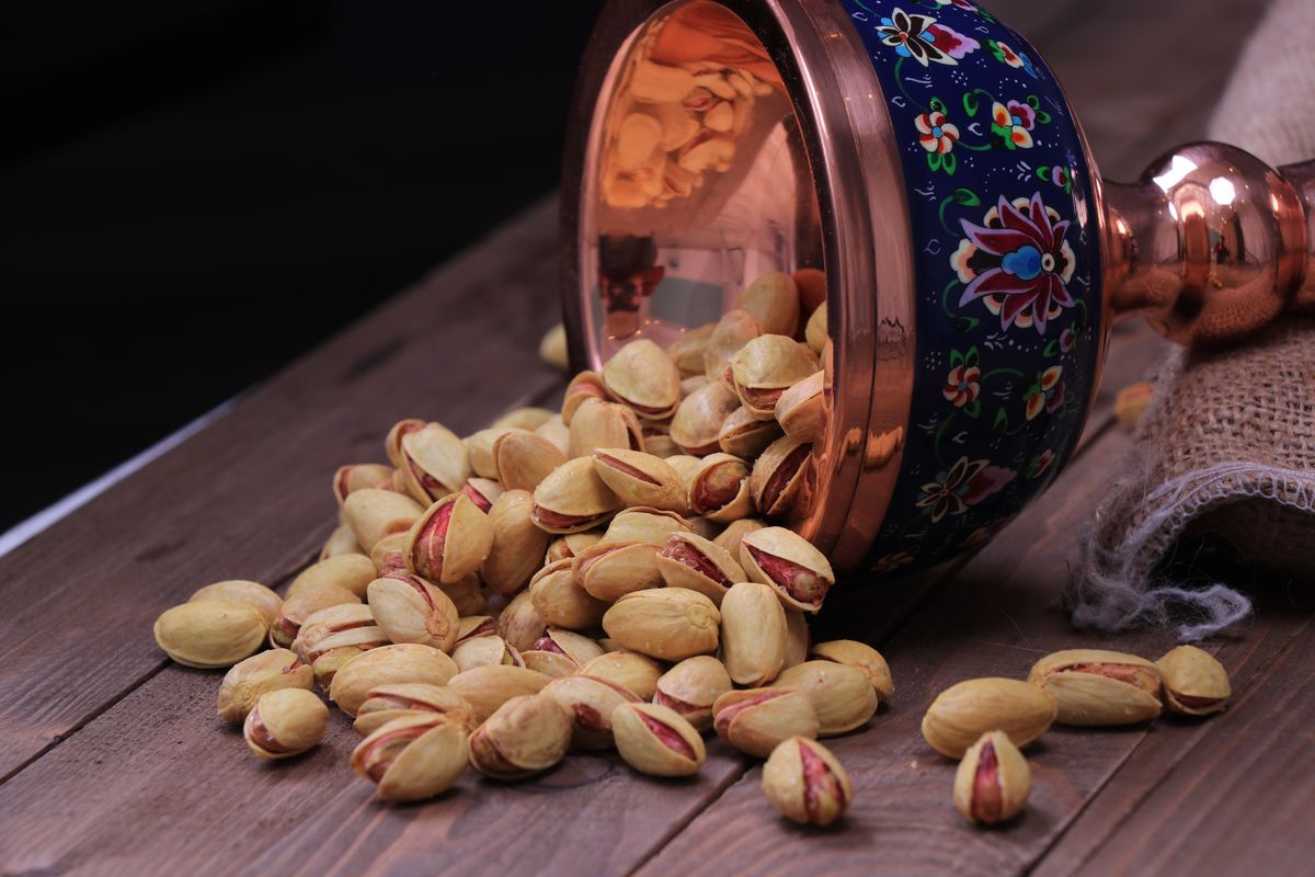 Iranian,Almonds,,Pistachios,,Iranian,Pistachios,,Copper,Dishes,,Traditional,Dishes,,Nuts, 
ráni pisztácia