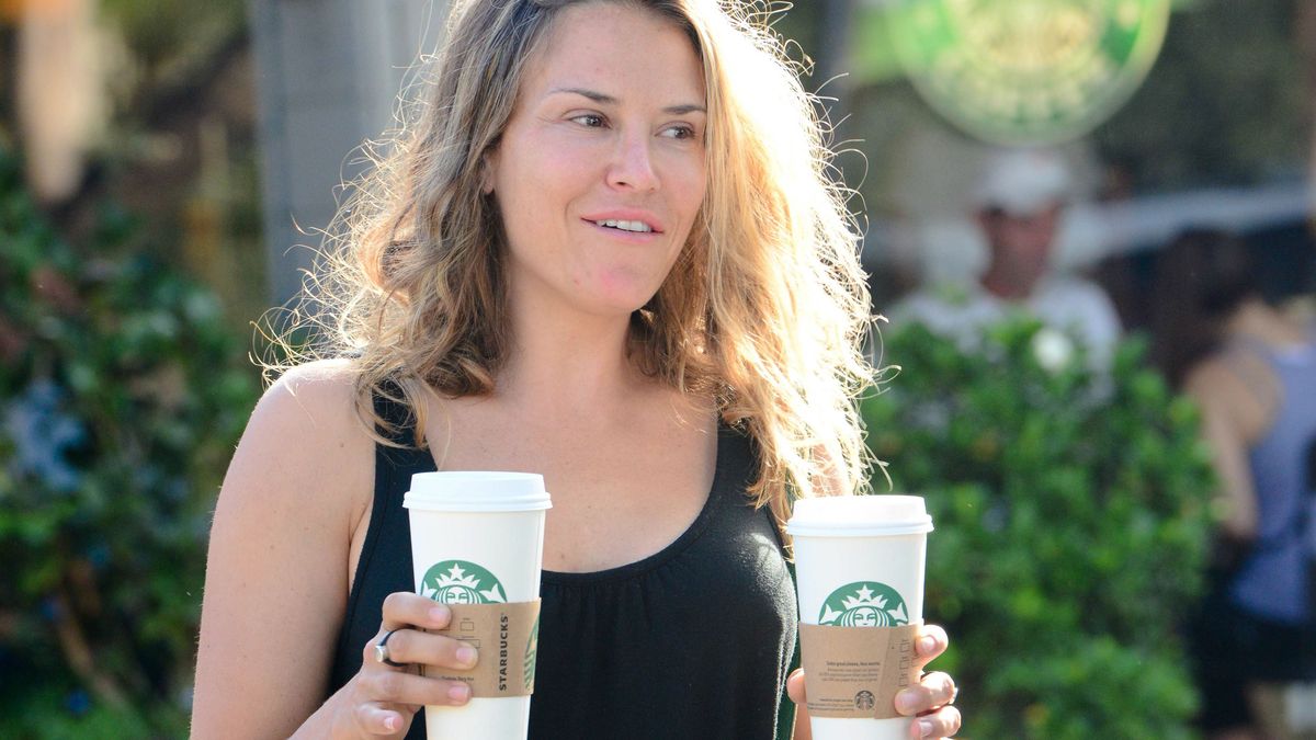 Brooke Mueller Getting Coffee For Two Wearing No Make up.