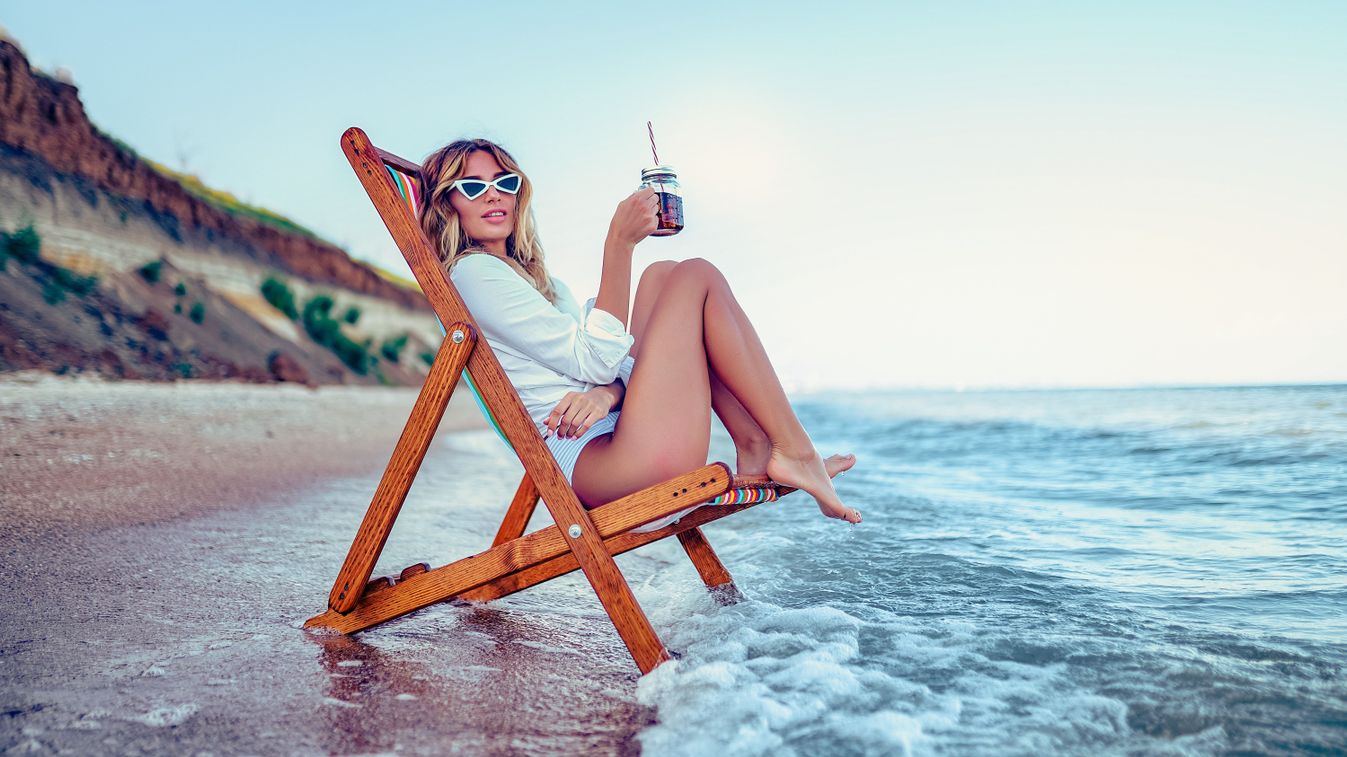 Pretty,Woman,Relaxing,On,A,Lounger,Beach,And,Drinks,Soda