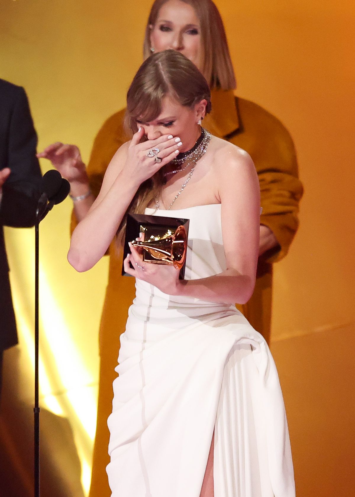 Taylor Swift átveszi az év albuma díjat a "Midnights" című daláért Celine Dionnal együtt a színpadon a 66. éves GRAMMY-díjátadón, amelyet a Crypto.com Arénában tartottak 2024. február 4-én Los Angelesben, Kaliforniában. (Fotó: Christopher Polk/Billboard a Getty Images-en keresztül)