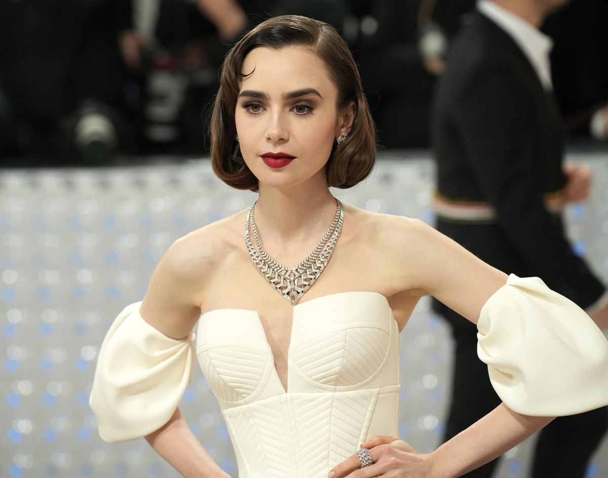 Lily Collins, az Emily Párizsban főszereplője felismerhetetlenné vált