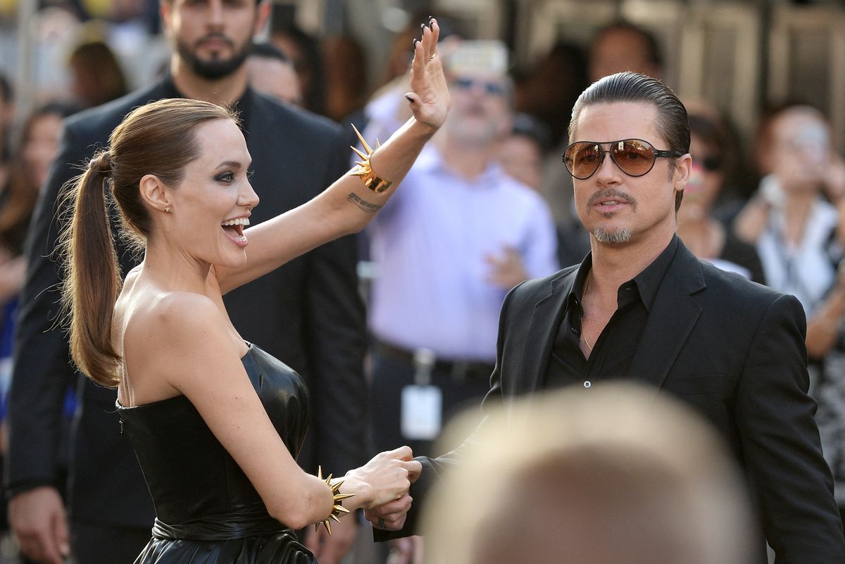 Angelina Jolie and Brad Pitt arrive for the world premiere of Disney's "Maleficent," May 28, 2014, at El Capitan Theatre in Hollywood, California. AFP PHOTO / ROBYN BECK (Photo by Robyn BECK / AFP)