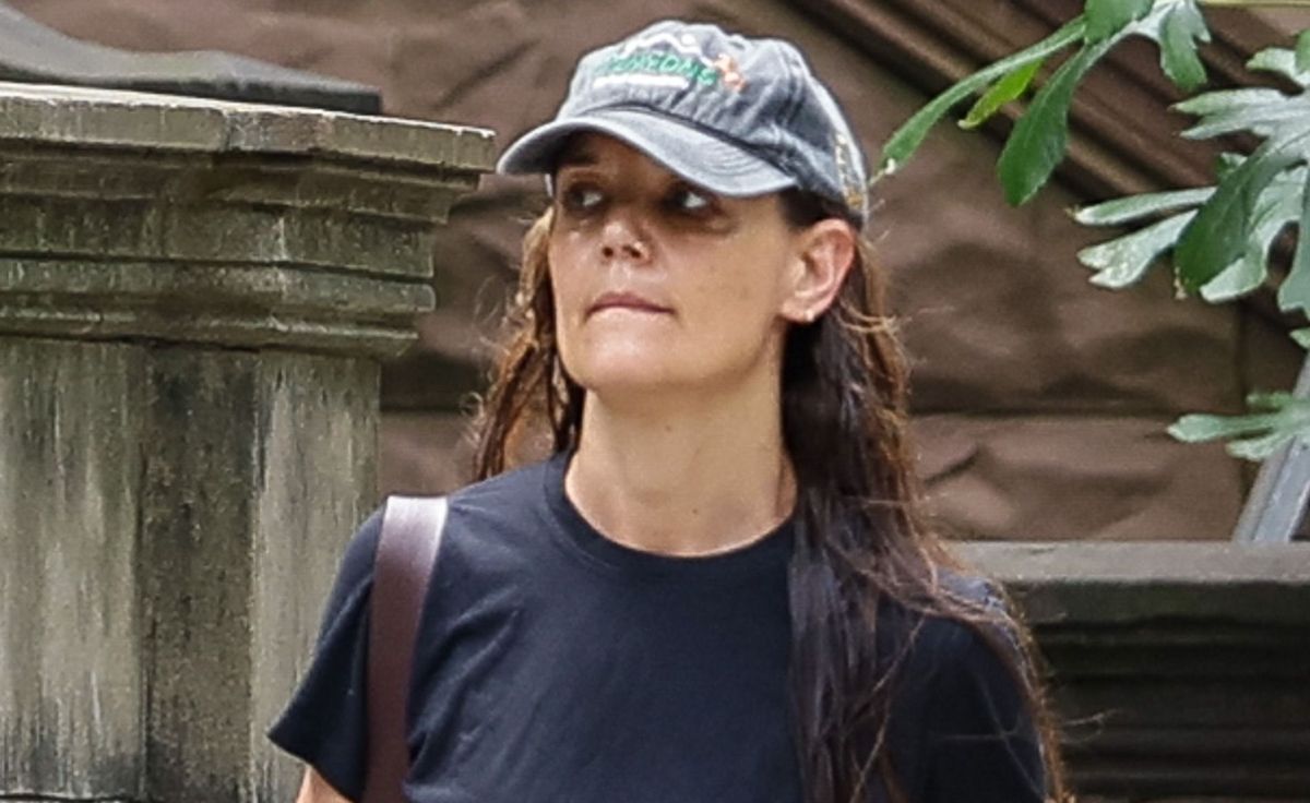 Katie Holmes zúzódással a szemén jelent meg