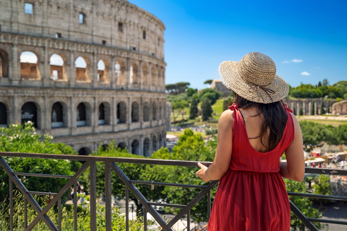 Brunette,Girl,With,Straw,Hat,Admires,The,Majesty,Of,The